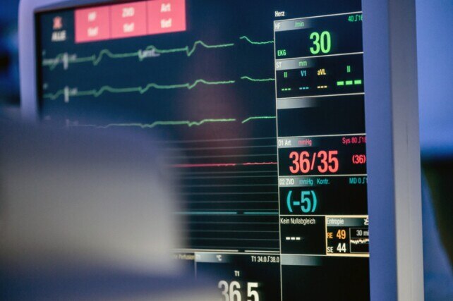 machine monitoring patient vital signs