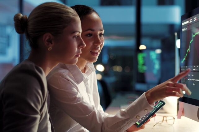 2 women - financial services - monitor