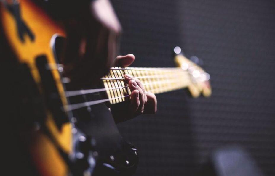 bass-guitar-1841186_1920-780x500.jpg