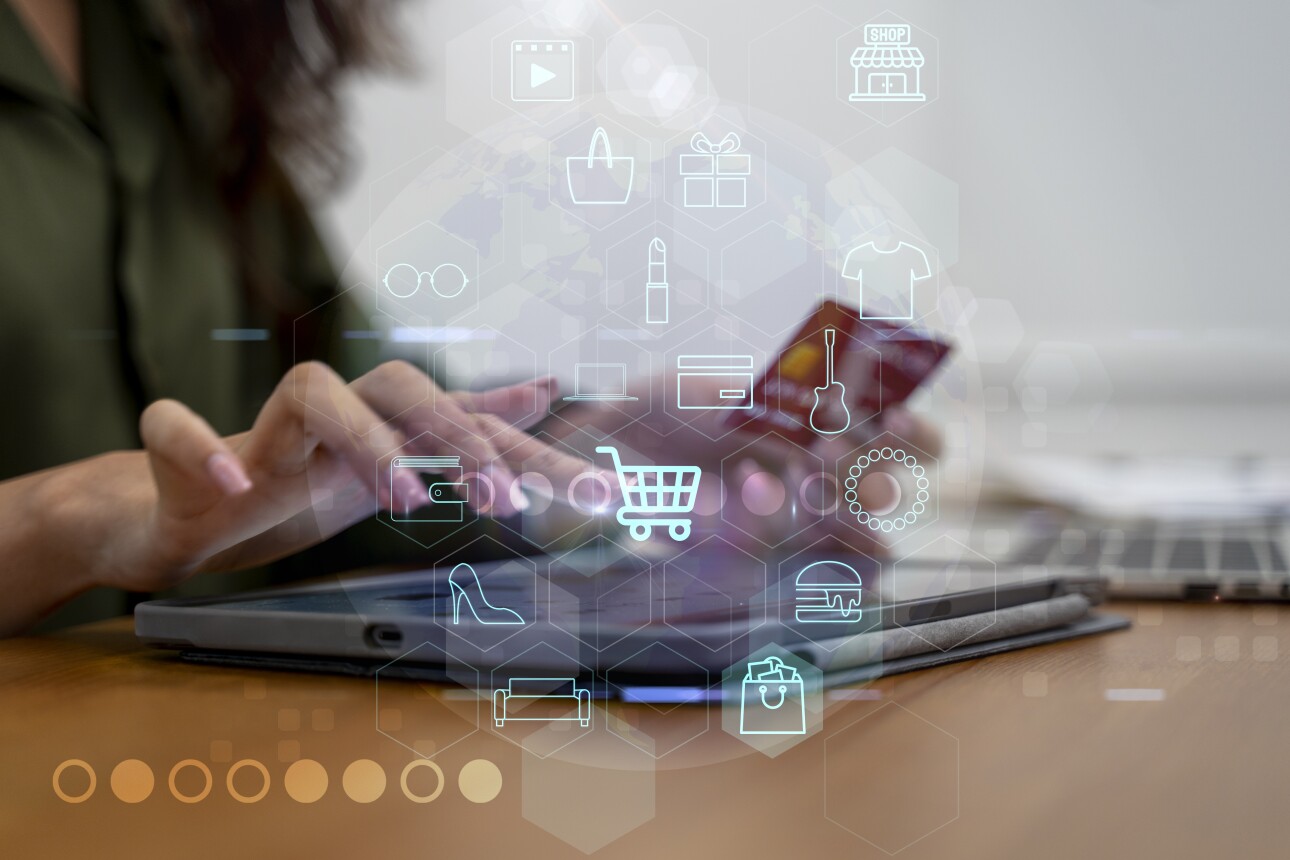 Virtual screen showing online shopping and online payment information.