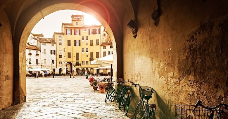 bikes leaning against a building looking out onto an Italian plaza