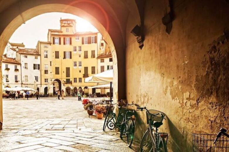 bikes leaning against a building looking out onto an Italian plaza