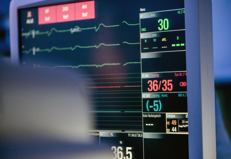 machine monitoring patient vital signs