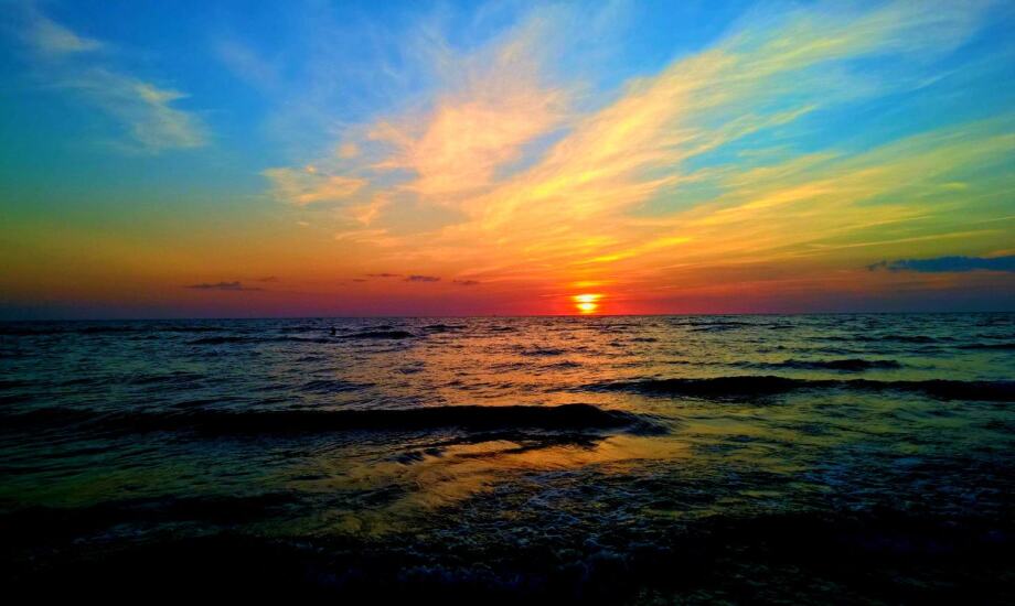 bright, colorful sunrise over the ocean